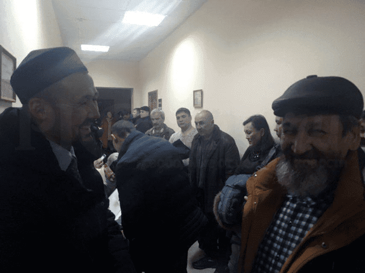 В Уфе Фаиля Алчинова, задержанного за сход из-за массовой драки с чеченцами, пришли поддержать десятки человек