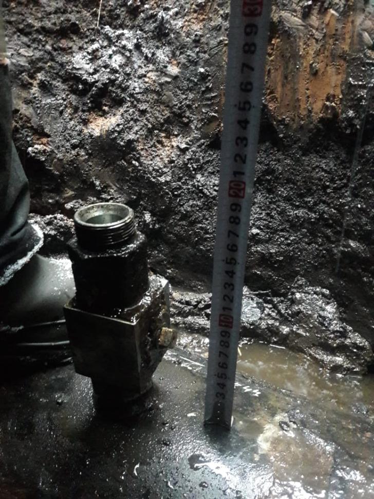 Врезка в нефтепровод. Магистральный трубопровод врезка. Несанкционированные врезки в магистральный трубопровод. Врезка в нефтепровод. Кража дизтоплива из трубопровода.