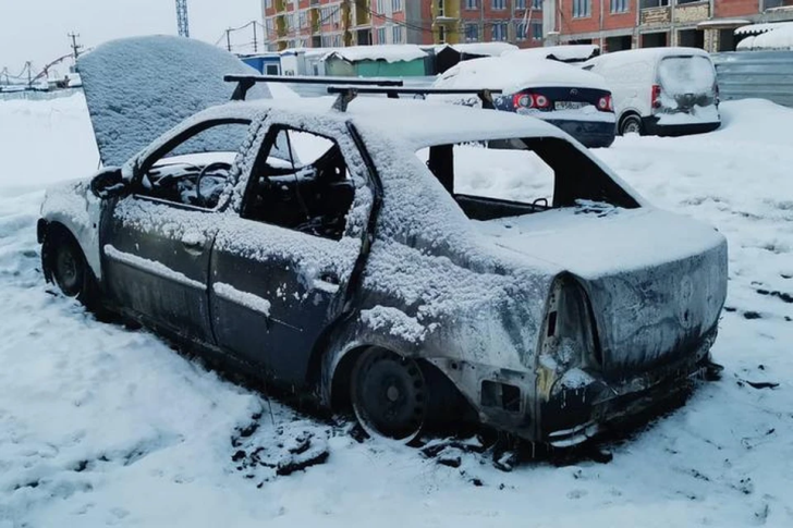 В Уфе загорелся автомобиль, в салоне находился владелец 