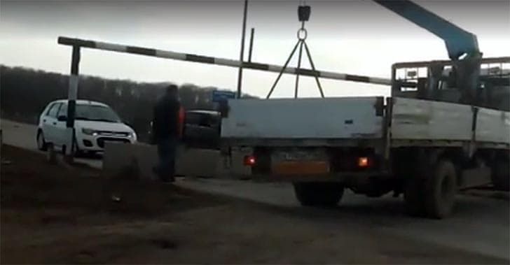 Татарстан закрыл границу с Башкортостаном бетонными блоками