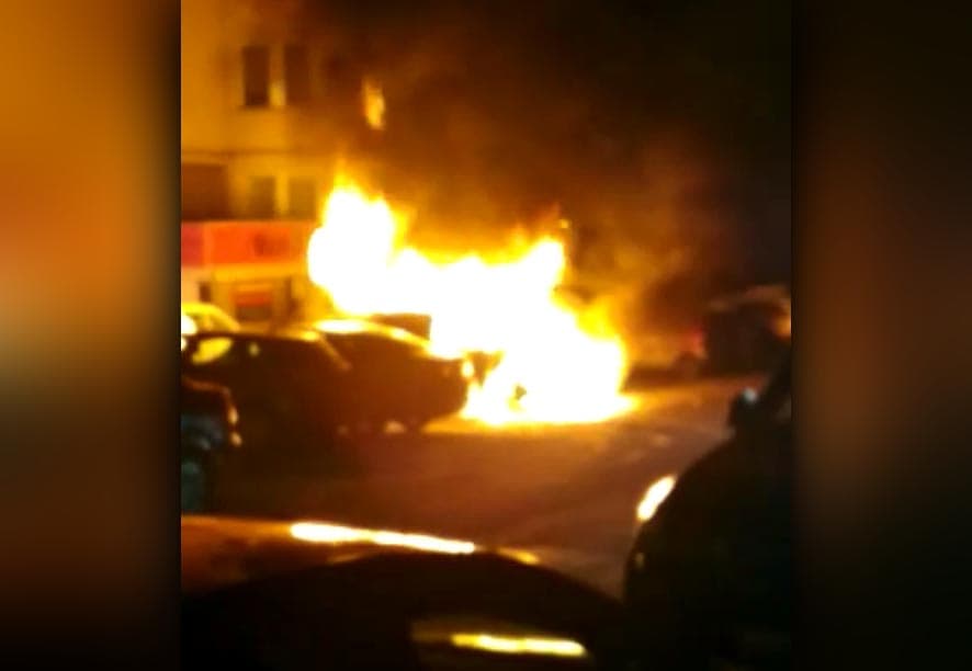 горящий капот. горит автомобиль. поджог машины какая. сгорела машина в усть-лабинске. горящая машина.