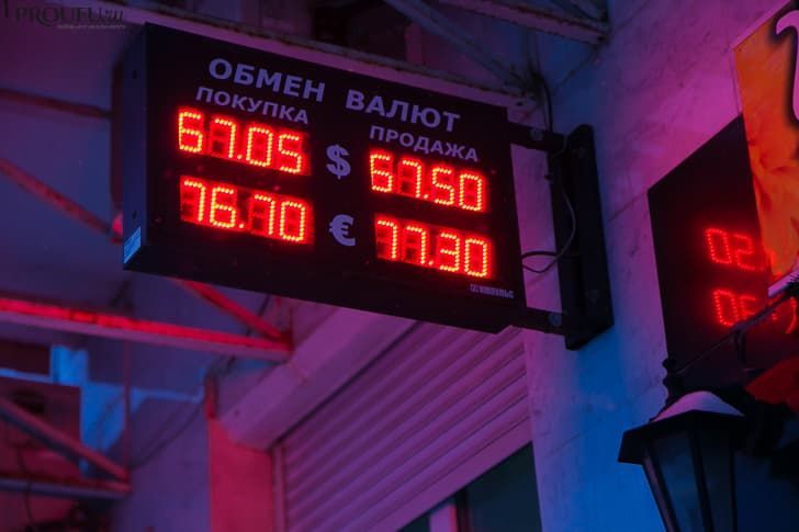 Курсы доллара и евро взлетели после падения цен на нефть более чем на 30%