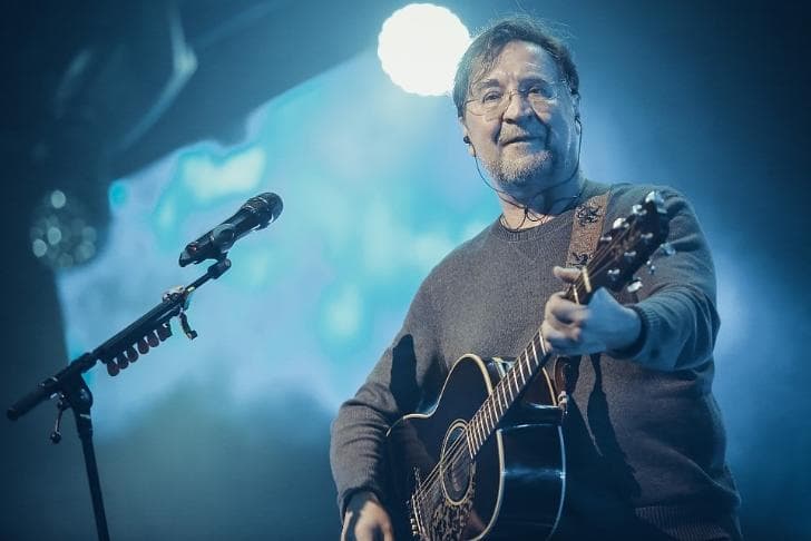 Юрий Шевчук выпустил видео о книге с работами своей мамы