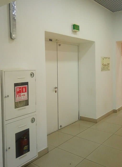 Автоматически открывающиеся двери. Торговый центр пожарный выход. двери вход в школу автоматизированы показать.