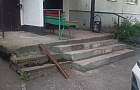 Пенсионеры и инвалиды одного уфимского дома не могут спускаться по разрушенной лестнице