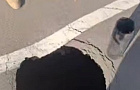 «Можно разбиться насмерть»: в Уфе карстовый провал образовался на оживленной велодорожке