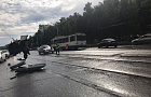 В центре Уфы оборванный провод сорвал багажник с крыши автомобиля