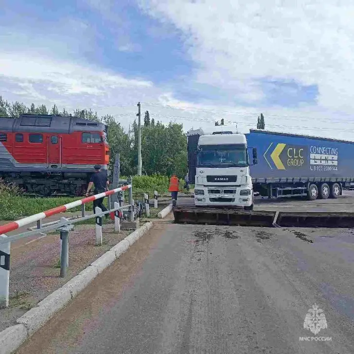 В Стерлитамаке поезд врезался в грузовик 