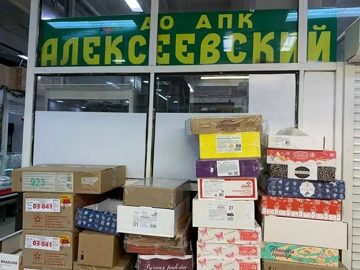 «Продавцов нет, продукты – догнивают на прилавках». Побывали на развалинах легендарного «Алексеевского» – что стало с фирменными магазинами