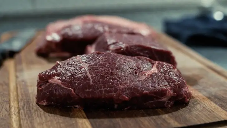 Не курица, не свинья и даже не говядина: какое мясо полезнее и выгоднее всего есть каждый день