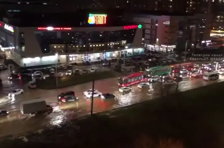Прорыв водопровода на улице Фучика в Казани затруднил движение автобусов и троллейбусов