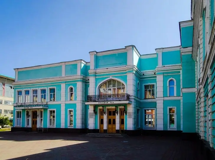 В Уфе частично сгорели гараж Башкирской государственной филармонии и автобус Государственного ансамбля кураистов