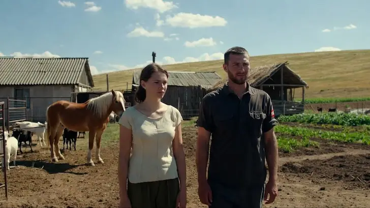 Семья из Башкирии бросила всё и уехала в Крым: купили ферму, отказались от школы — теперь силовики и соседи травят их лошадь