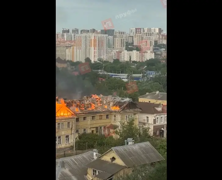 На улице Октябрьской революции в Уфе загорелся особняк